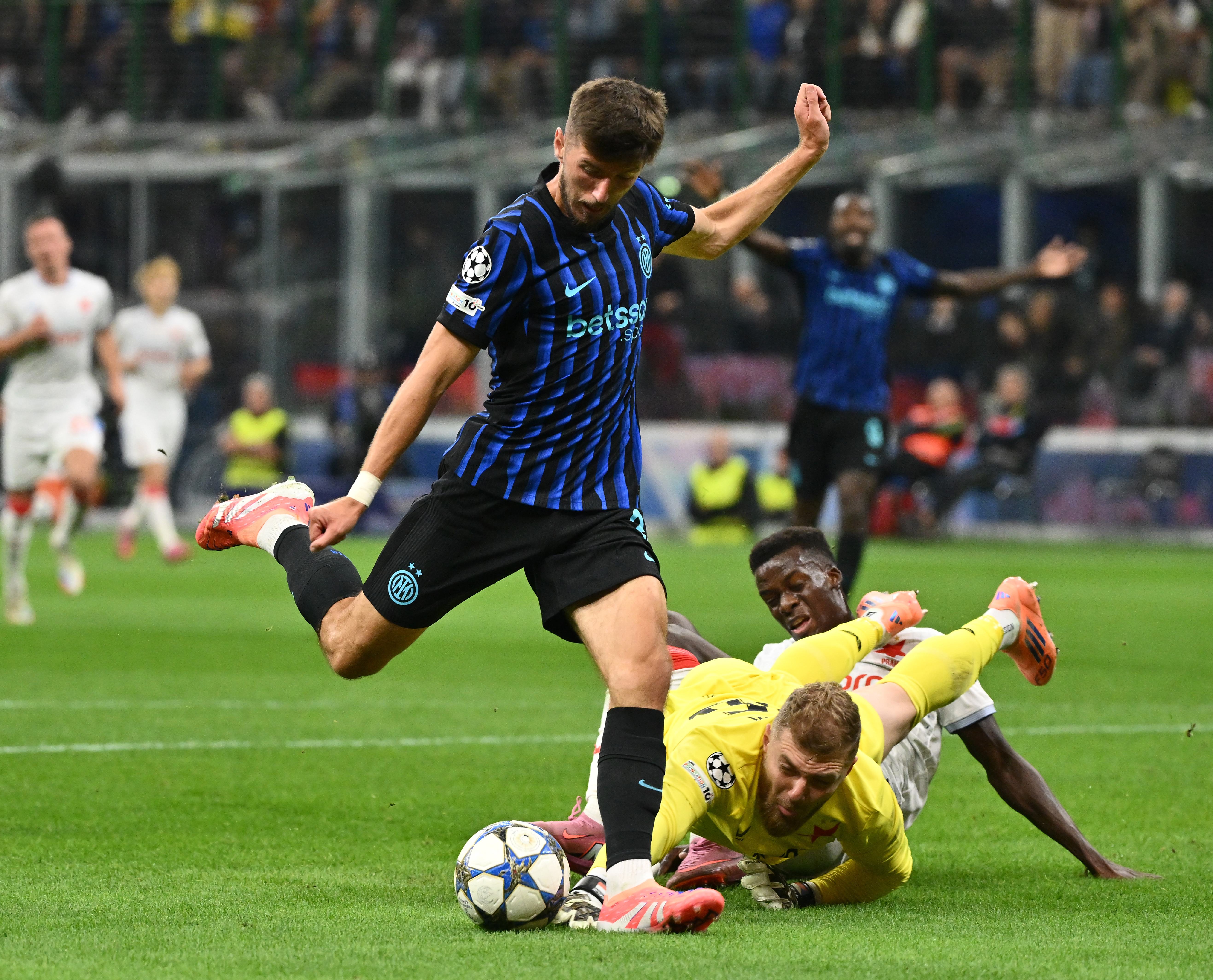 关于赛后意大利杯焦点战，国际米兰完成体检，质疑声仍在，身体对抗强度拉满的信息